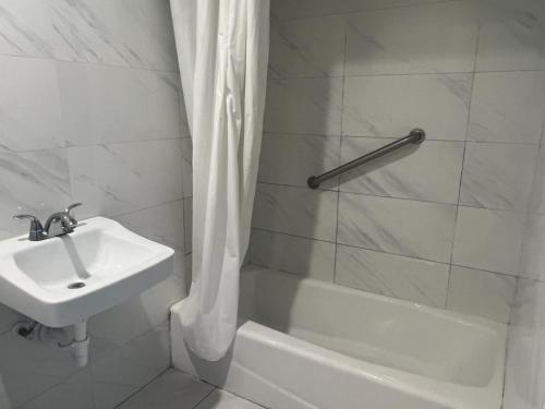 Un baño de Pomona Inn