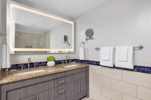 a bathroom with two sinks and a large mirror at Marriott's Crystal Shores in Marco Island