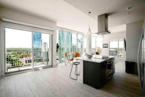 Gallery image of 2BR, 2 Baths Lux Downtown Apt Heart of Austin with Amazing Views, Pool, & Gym in Austin