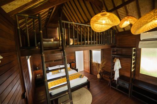 Zimmer mit 2 Etagenbetten in einer Hütte in der Unterkunft Kayu Village in Canggu