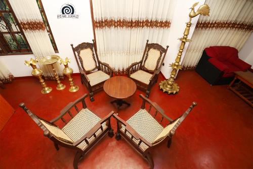 Una vista aérea de un comedor con una mesa y sillas. en Pearl Lodge, en Polonnaruwa