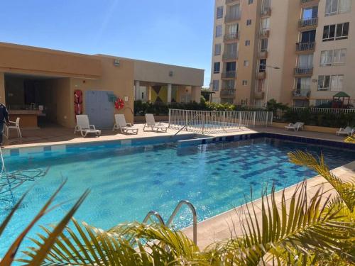 a large swimming pool in front of a building at Apartamento lujoso en Valledupar in Valledupar