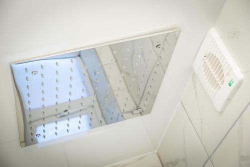 uma casa de banho com uma parede de escalada no tecto em Kings Arms Suites - Luxury Double - Waterfall Shower - Self Check In em Whitehaven