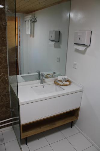 La salle de bains est pourvue d'un lavabo et d'un miroir. dans l'établissement Khumug Tour Resort, à Yoliin Hural