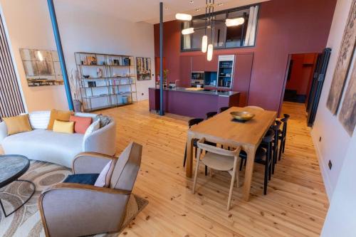 un salon avec une table et un canapé dans l'établissement Le Lombard : Panorama sur la Garonne, à Toulouse