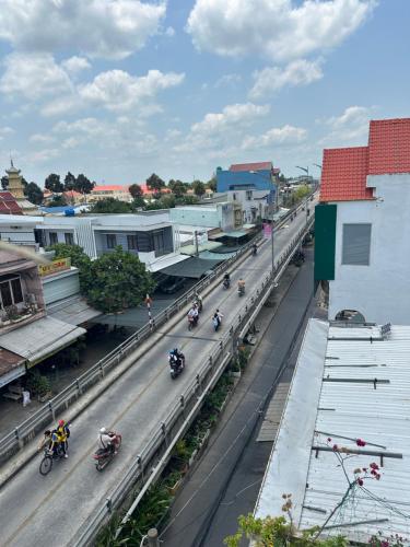 eine Gruppe von Motorradfahrern, die eine Stadtstraße entlang fahren in der Unterkunft KHÁCH SẠN NGUYỄN LONG in Ấp Tháp Mười