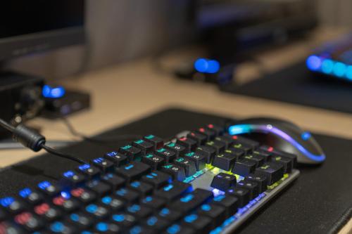 a computer keyboard and a mouse on a desk at Siheung Brown Dot Jeongwang in Siheung