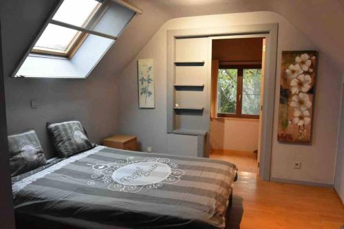 um quarto com uma cama e uma clarabóia em 2 bedrooms appartement with private pool terrace and wifi at Ottignies Louvain la Neuve em Limelette