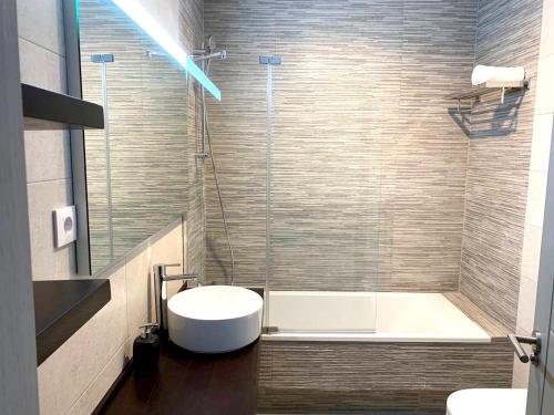 y baño con aseo, lavabo y bañera. en 3 bedrooms appartement with shared pool jacuzzi and wifi at Majaelrayo, en Majaelrayo