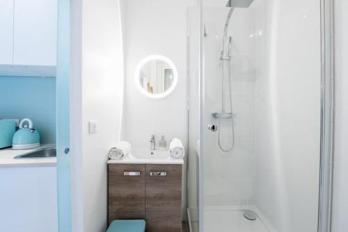 a bathroom with a shower and a sink at Studio Centre-ville Sur Cour in Toulouse
