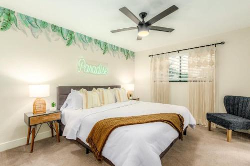 um quarto com uma cama e uma ventoinha de tecto em Tropic Oasis by Scottsdale Beach Club - NEW em Scottsdale