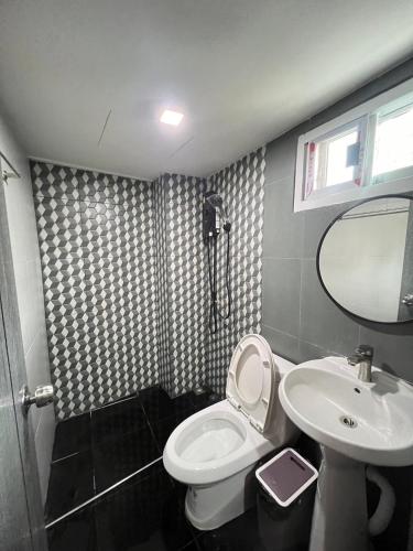 a bathroom with a toilet and a sink at Inntown in Amphoe Phra Khanong