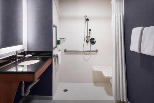 uma casa de banho com um lavatório e um chuveiro em Residence Inn Bethesda Downtown em Bethesda