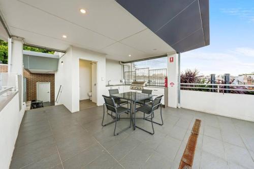 Photo de la galerie de l'établissement Rooftop 2 Bed Apt With Terrace at Newtown, à Sydney