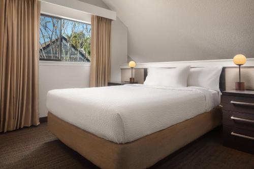 ein Hotelzimmer mit einem Bett und einem Fenster in der Unterkunft Residence Inn Irvine Spectrum in Irvine