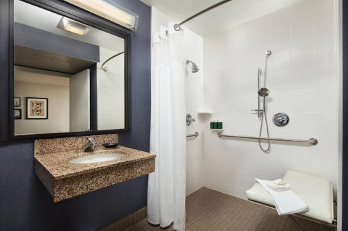 y baño con lavabo y ducha. en Residence Inn Irvine Spectrum, en Irvine