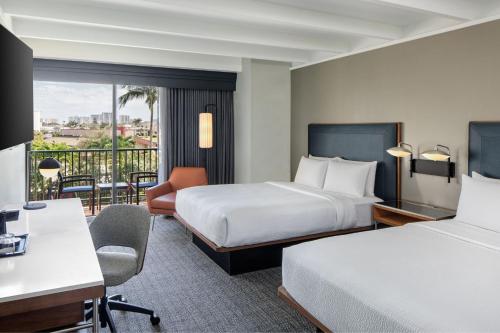 A bed or beds in a room at Courtyard by Marriott Fort Lauderdale East / Lauderdale-by-the-Sea