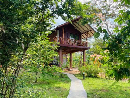 シギリヤにあるSungreen Cottage Sigiriyaの森の中のログキャビン