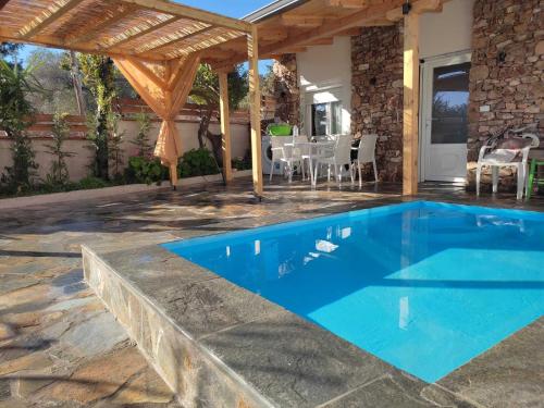 Pefkari Bay House في بيفكاري: مسبح وسط فناء