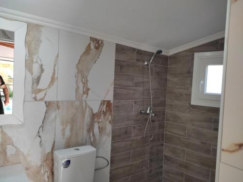 Pefkari Bay House في بيفكاري: حمام مع دش ومرحاض