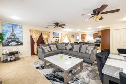 Χώρος καθιστικού στο Tranquil Retreat: Luxury Home at Mount Elden's Foothills, Steps from Route 66 and Flagstaff Mall