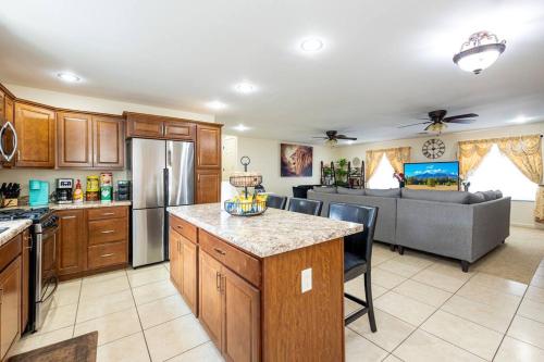 Η κουζίνα ή μικρή κουζίνα στο Tranquil Retreat: Luxury Home at Mount Elden's Foothills, Steps from Route 66 and Flagstaff Mall