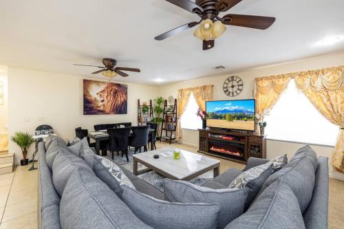 Χώρος καθιστικού στο Tranquil Retreat: Luxury Home at Mount Elden's Foothills, Steps from Route 66 and Flagstaff Mall