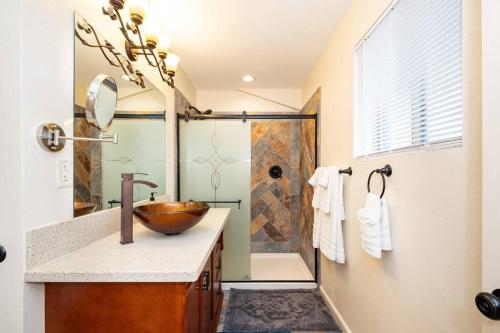 Ένα μπάνιο στο Tranquil Retreat: Luxury Home at Mount Elden's Foothills, Steps from Route 66 and Flagstaff Mall