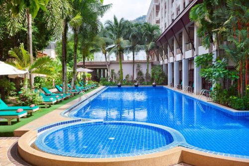 uma piscina no meio de um edifício em Thanthip Beach Resort Patong em Praia de Patong