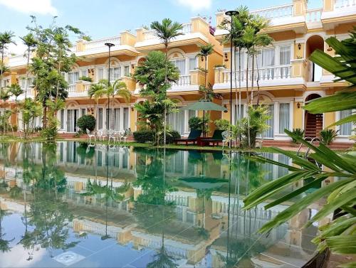 a hotel with a pool in front of a building at Sokchea Kampot Hotel in Kampot