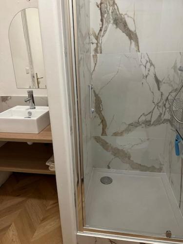 une salle de bain avec douche et lavabo dans l'établissement Studio Cure Thermale Dax - proche parking, à Dax