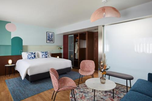 Кровать или кровати в номере voco Madrid Retiro by IHG