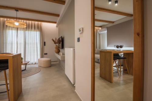 un soggiorno con cucina e una sala da pranzo di Palaia Luxury Suite a Volos