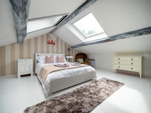 a bedroom with a bed and a skylight at Villa Duroux in Montagrier
