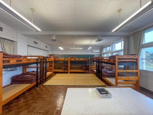 Cette chambre comprend plusieurs lits superposés. dans l'établissement YUKUSA OHSUMI UMI no GAKKO, à Kanoya