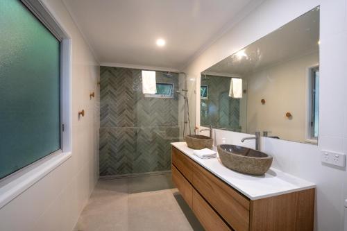Bilik mandi di Surf Gums, Sleeps 9, Pet Friendly, Fully Renovated