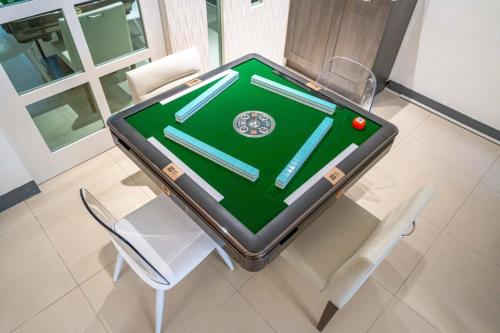 a table with a game of golf on top of it at Sunny Homestay in Jian
