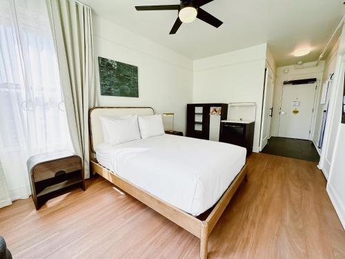 a bed in a room with a ceiling fan at FOUND Hotel Carlton, Nob Hill in San Francisco