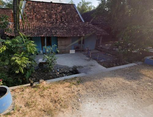 ein kleines Haus mit einem Hof davor in der Unterkunft Omah Ngiyup in Semarang