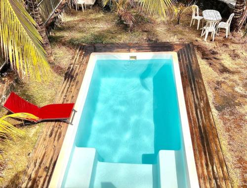 una vista aérea de una piscina con 2 sillas en Original Villa, en Trou d'Eau Douce