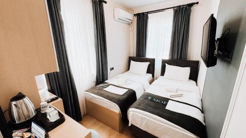 um pequeno quarto com 2 camas e uma janela em MOF Comfort Edirne em Edirne