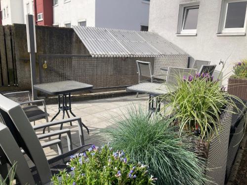a patio with chairs and a table and some plants at Brahms 25 in Regensburg