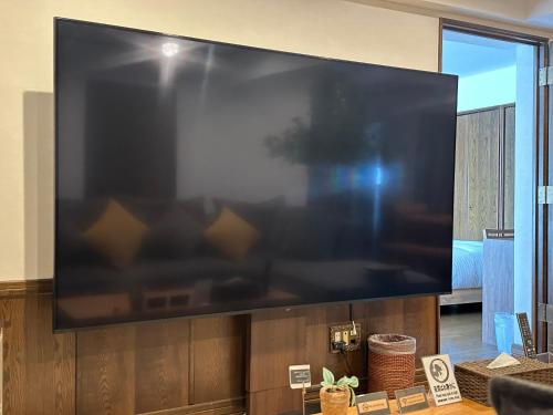Una televisión o centro de entretenimiento en LIT’S INN Sapporo