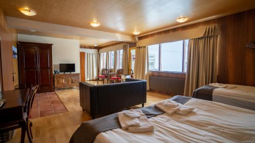 een hotelkamer met 2 bedden en een televisie bij Sel - Hótel Mývatn in Myvatn