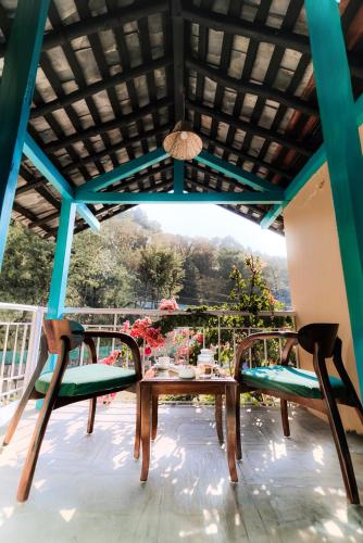 Un balcón o terraza de Tree of Life Birdsong Chalets , Dharamshala