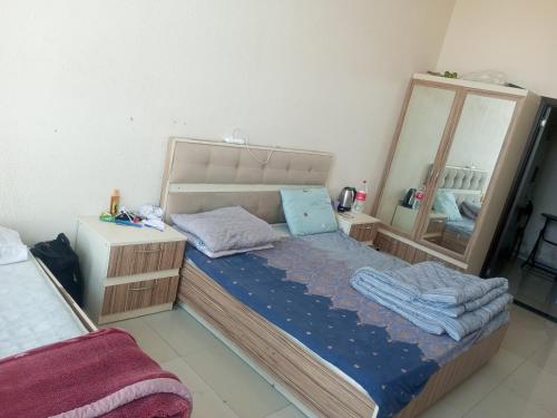 een slaapkamer met een groot bed en een spiegel bij Lahore Hotel Baku in Baku