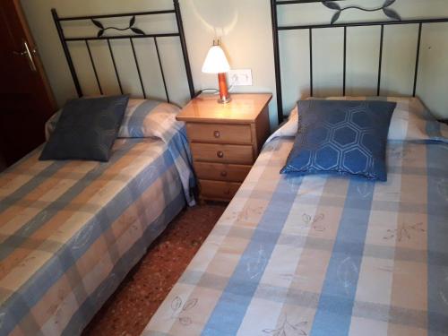 Duas camas sentadas uma ao lado da outra num quarto em Apartamento a 200m de Playa Morrongo em Benicarló