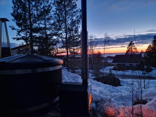 a view of a winter sunset from the window of a house at Villa Laiskajaakko in Vimpeli