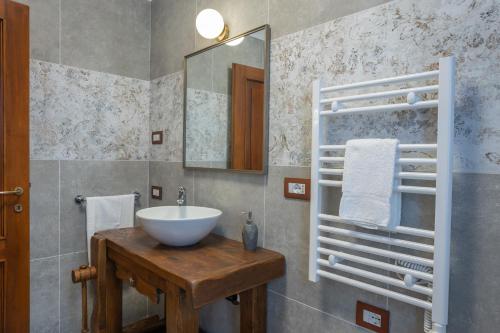 bagno con lavandino e specchio di Gomes Comfort House 2 a Valeggio sul Mincio