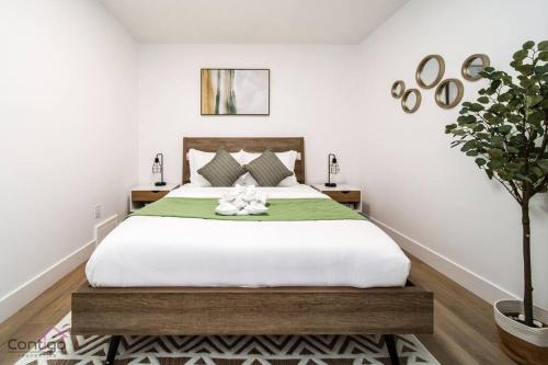 En eller flere senge i et værelse på Urban Zen, AirCon, King Bed, 10 min WEM & DT!